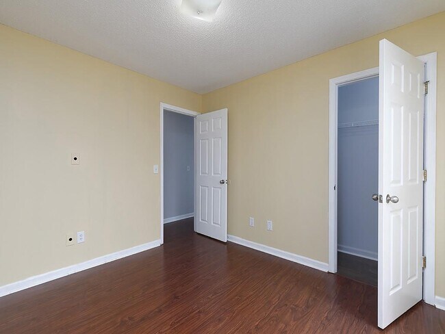 Building Photo - 16 Huntcliff Dr