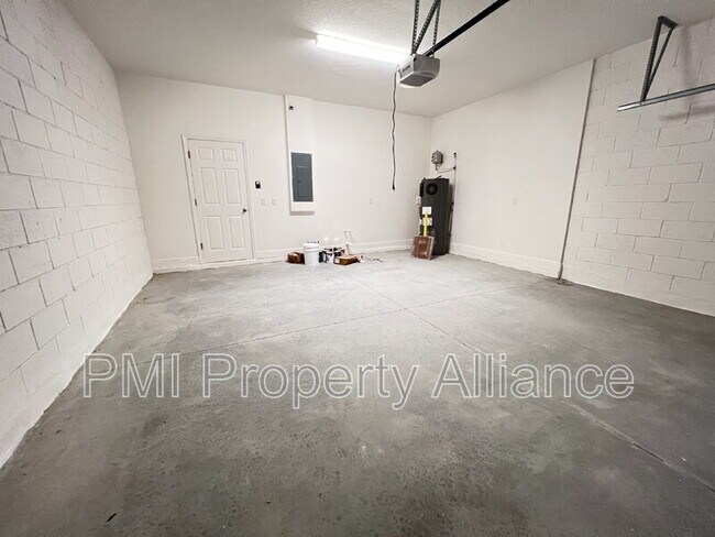 Building Photo - 14521 Crestavista Ave