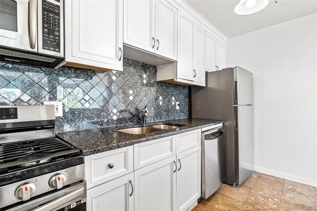 Building Photo - 5 Wyndover Woods Ln