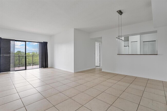 Building Photo - 9340 Fontainebleau Blvd