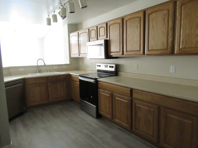 Building Photo - Nice Home in Estrella Vista Community, Goo...