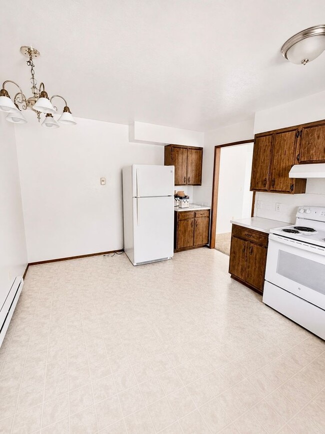 Building Photo - Large 3 Bed 1.5 Bath with large Garage Located in Cosmopolis