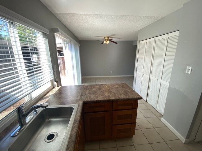 Building Photo - 3 Bedroom 1.5 Bath Townhome Near River Access