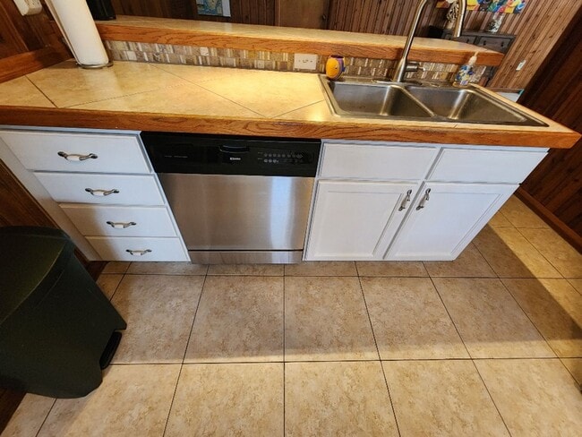 Building Photo - 2006 Hill St