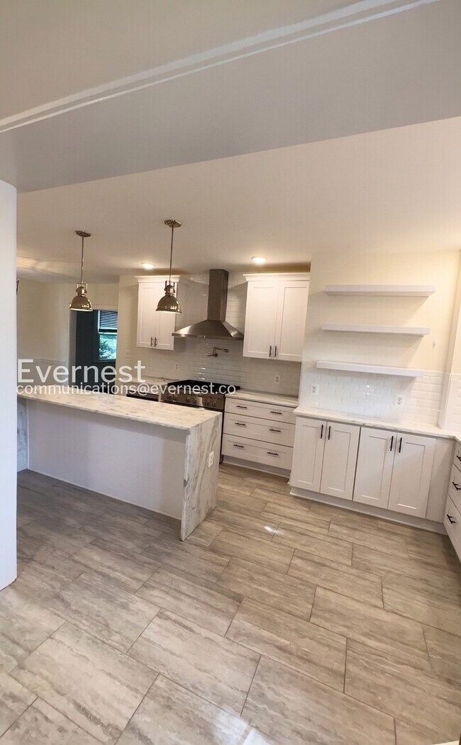 Building Photo - 4 Bed, 3 Bath Home with Fenced Yard / Pet-Friendly / Available Now!