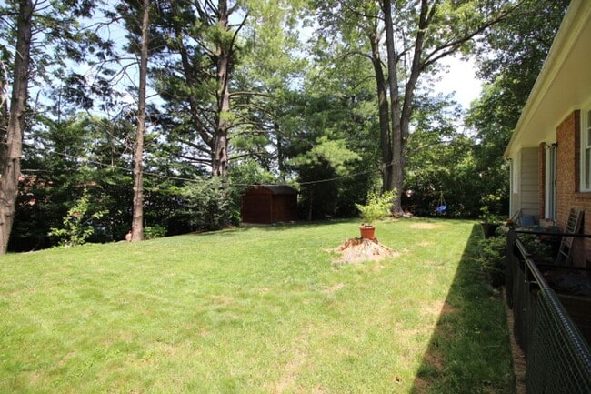 Building Photo - Charming 3 Bed 2.5 Bath Brick Home With Sp...