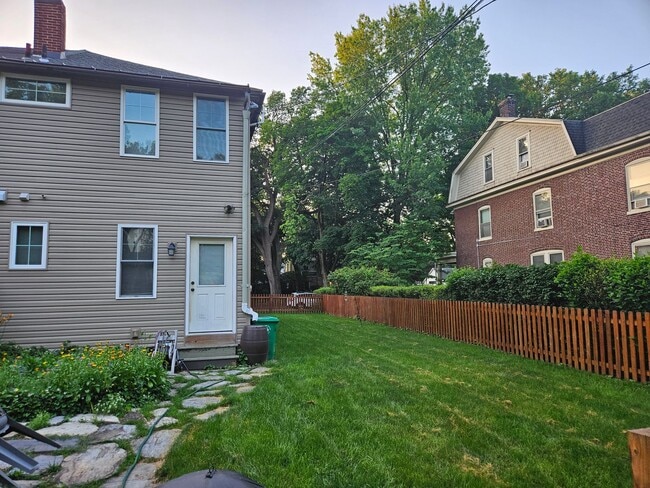 Building Photo - Charming 3/4 bedroom home in desired Carlisle neighborhood