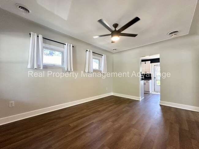 Building Photo - Beautifully Updated 2-Bedroom Home w/ 2-Ca...