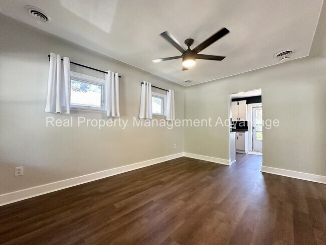 Building Photo - Beautifully Updated 2-Bedroom Home w/ 2-Car Garage Near Martin Road Park!