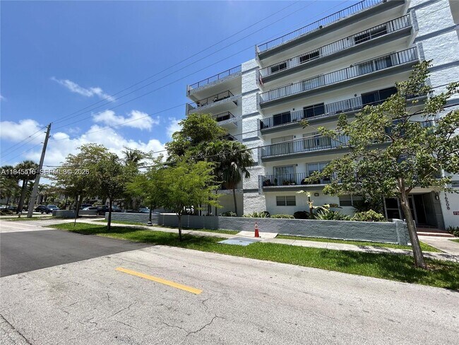 Building Photo - 16508 NE 26th Ave