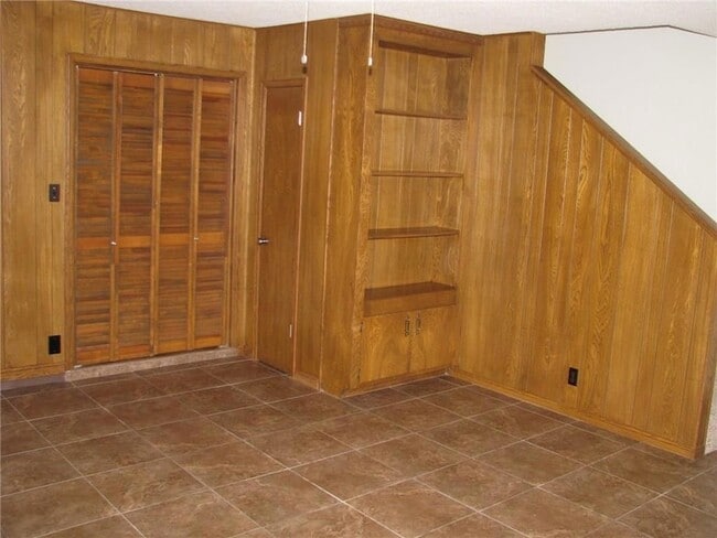 Building Photo - 6509 Skycrest Dr