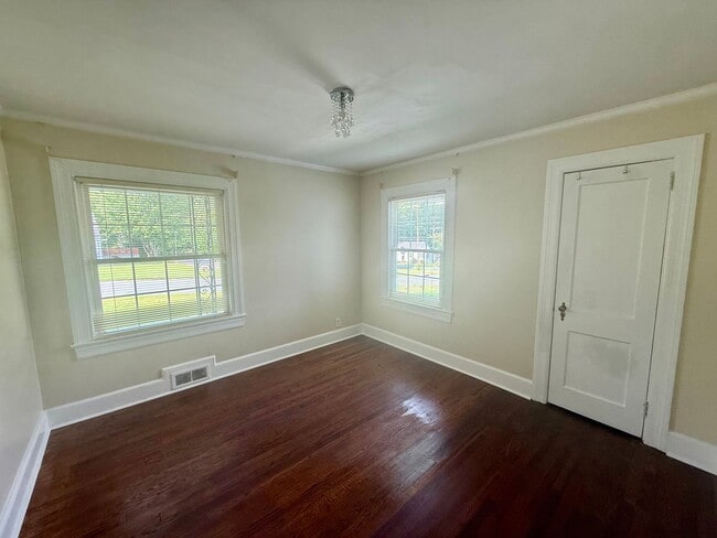 Building Photo - Three bedroom, 1 bath house in Graham