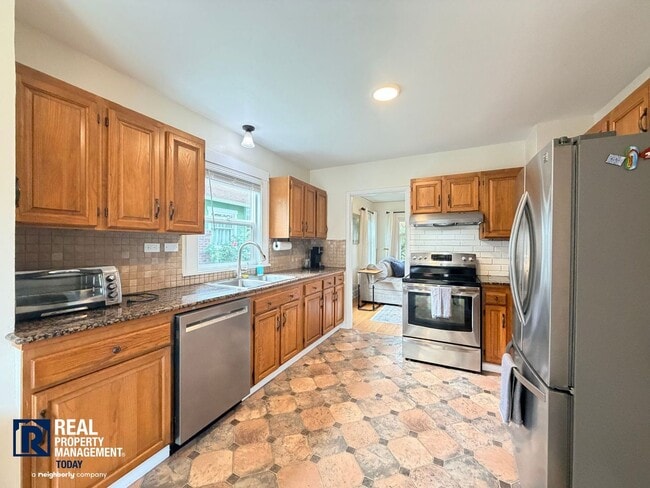 Building Photo - Fully Furnished North Tacoma Home Near Ruston Way & Stadium District!