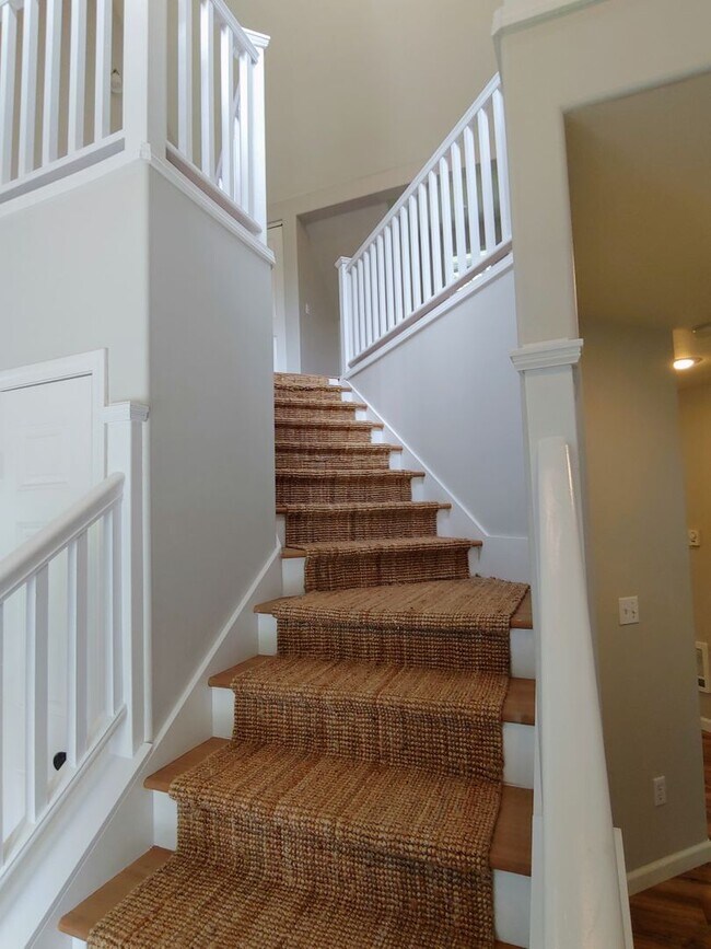 Building Photo - Spectacular Home with Lake Access!