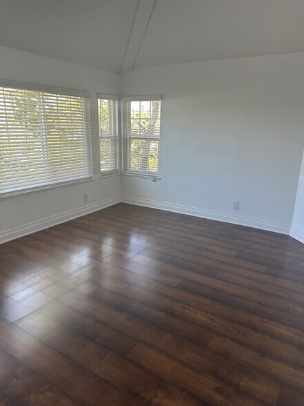 Bright open living room - 35 Santa Agatha
