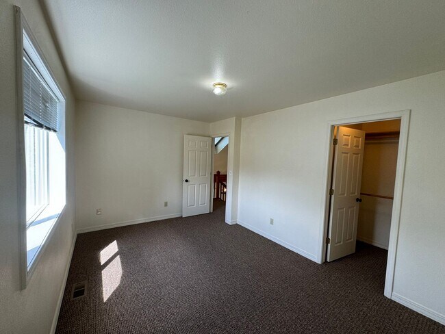 Building Photo - 201 Grandview Way