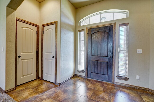 Building Photo - 1713 Pinewood Dr