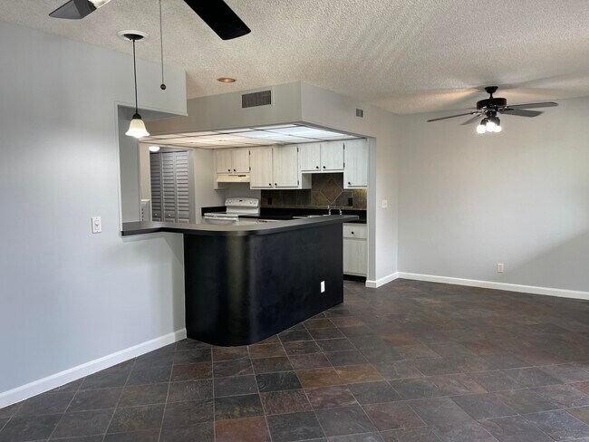 Building Photo - 1850 Fairview Villas Dr