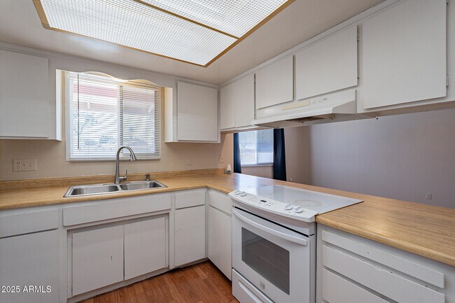 Building Photo - 2808 S Terrace Rd
