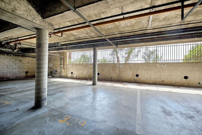 Building Photo - 1/2 off 1st month rent move in special at the Bluffs!!!