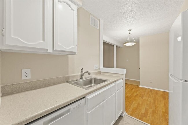 Building Photo - 6901 Woodhue Dr