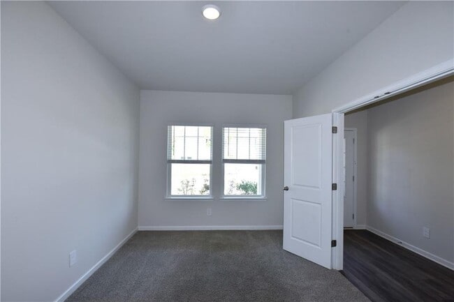 Building Photo - 118 Sequoia Ln