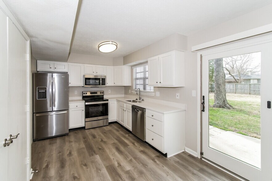 Building Photo - 6722 Foxfire Dr