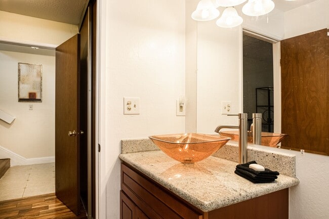 Building Photo - A Spacious 2 bedroom, 2 bathroom Townhouse - Upscale That’s Right On Trend