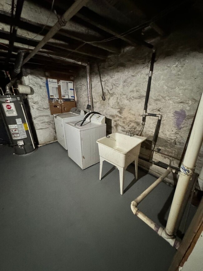 Building Photo - Rowhome for rent in Baltimore!