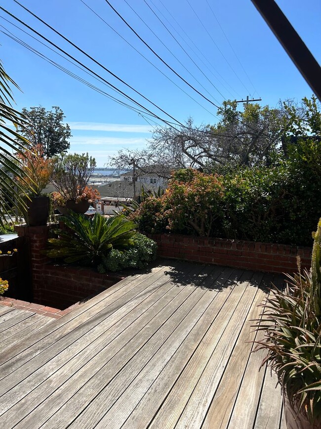 Building Photo - Gorgeous 2 Bedroom/1.5 Bath Two Story Home...