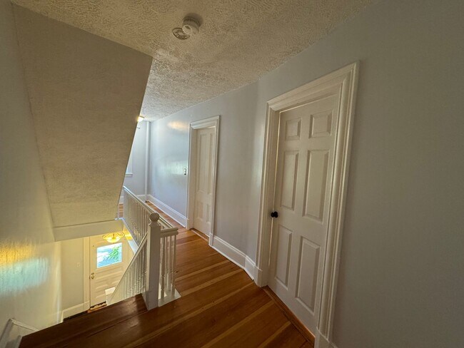 Building Photo - Spacious 4-Bedroom Townhouse with Garage &...