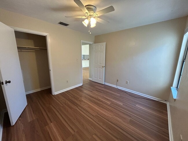 Building Photo - Spacious 2 bedroom! BRAND NEW PAINT AND FLOORING