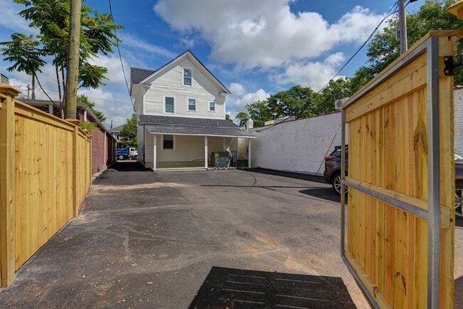 Building Photo - Pre-Leasing for the 26-27 School Year! - M...
