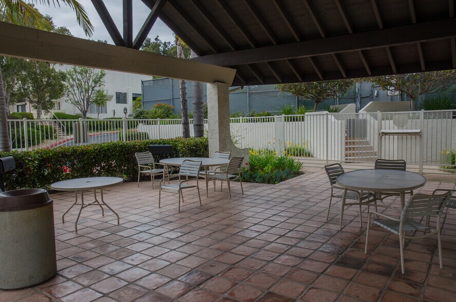 Building Photo - 3978 La Jolla Village Dr