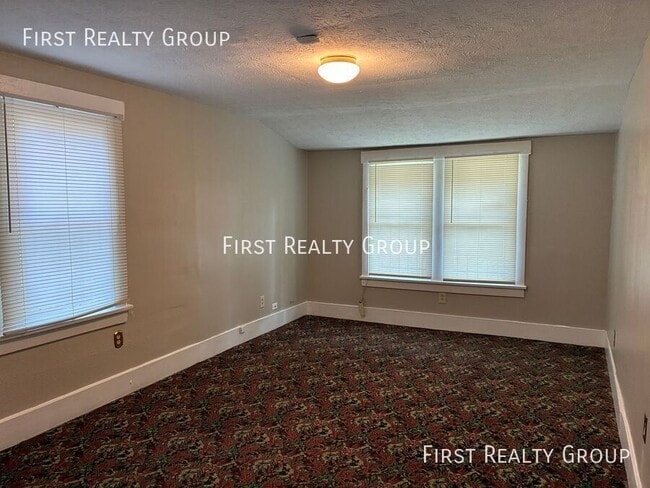 Building Photo - 909 Iola Ave