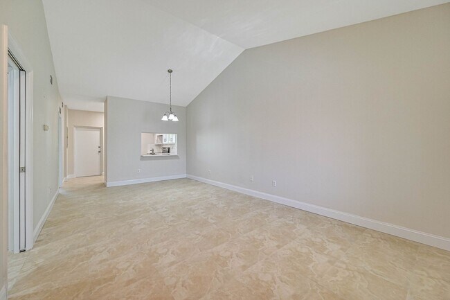 Building Photo - Newly Renovated 2nd Floor Condo ~ Six Mile Cypress
