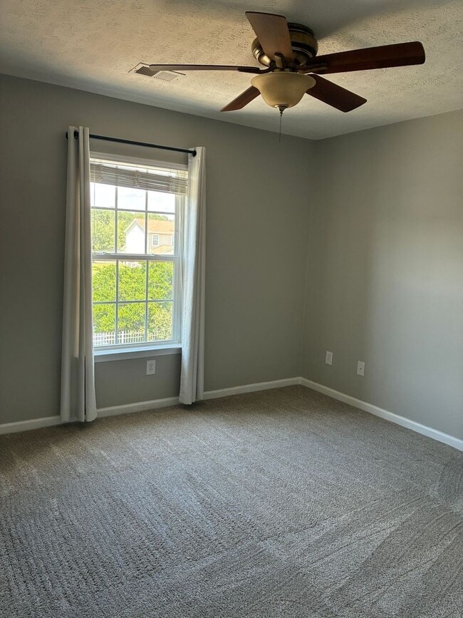 Building Photo - Walker Woods, large 4 BD and 2.5 BA
