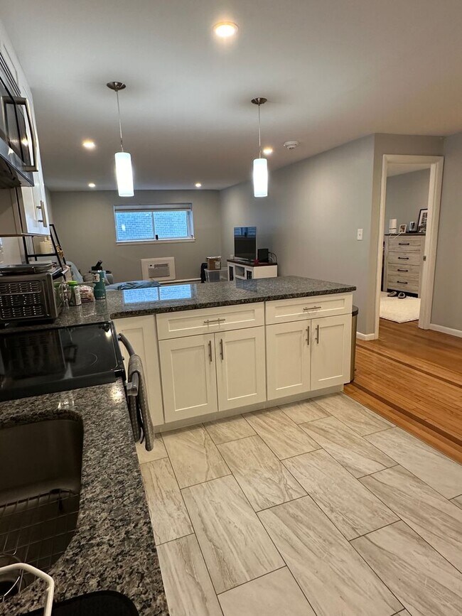 Building Photo - No Broker Fee | 1 Bed with Parking, Pool Access & Heat Included