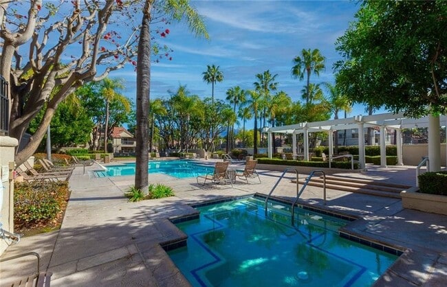 Building Photo - Beautiful 3 Bedroom Townhome near Mission ...