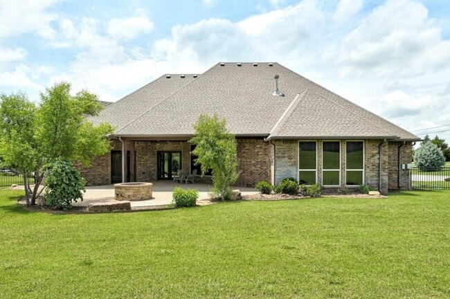 Building Photo - 22090 White Pine Cir