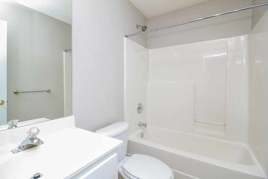 Building Photo - 1331 Vine Cir