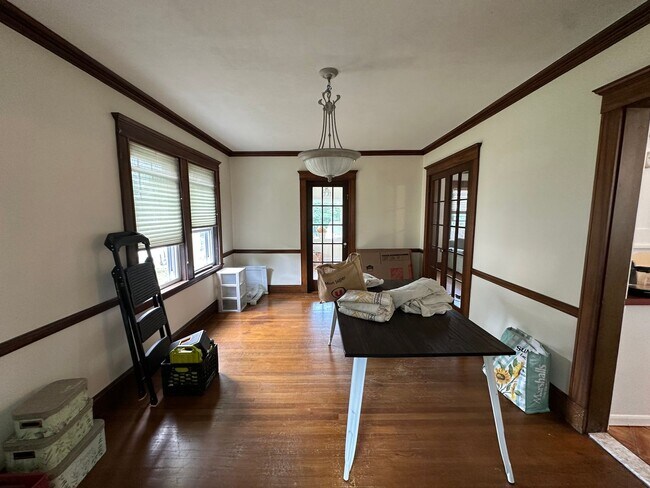 Building Photo - 3 Bed/1.5 Bath - Backyard - Off-Street Parking - Oak Square