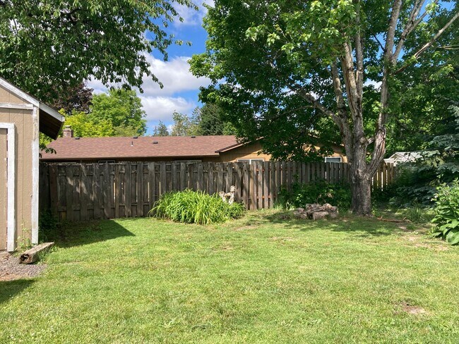 Building Photo - Single Level Ranch Home in Newberg