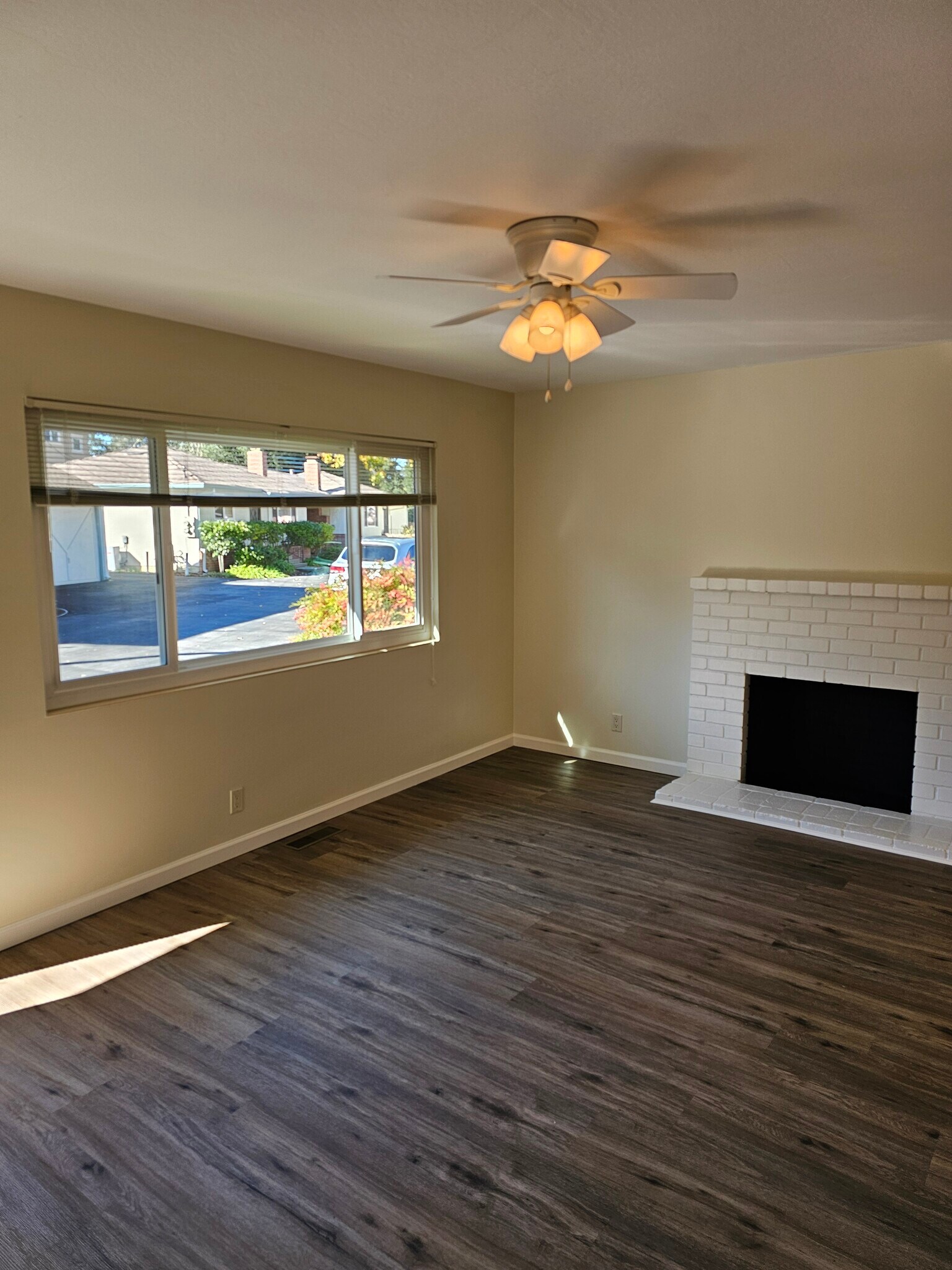 Spacious living room - 282 Monroe Dr