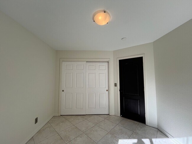 Building Photo - 946 St Ann Dr