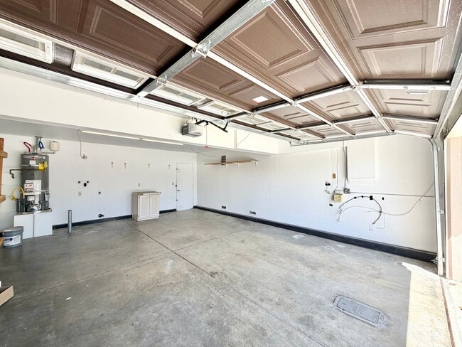 Building Photo - Stunning 4 Bedroom Home in California Tradewinds
