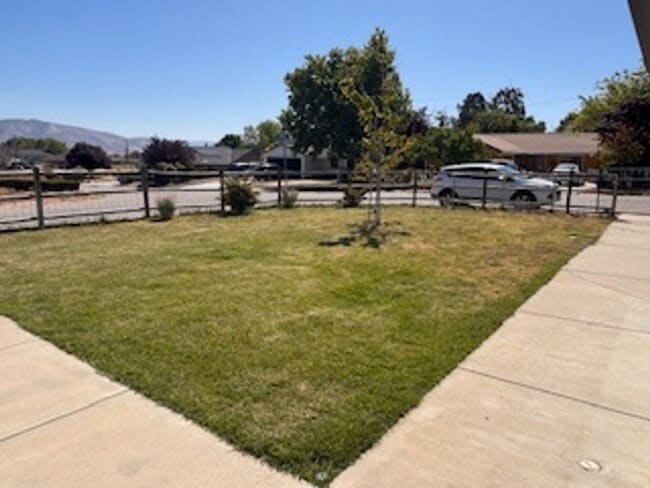 Building Photo - Corner lot in Golden Hills 3bdrm, 2 bath