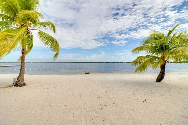 Building Photo - 210 W 2nd Ct