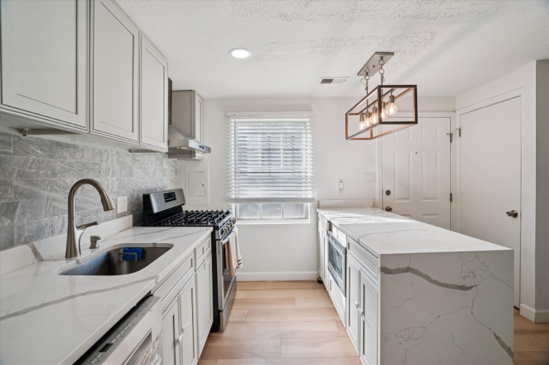 Building Photo - 1925 Dutch Village Dr