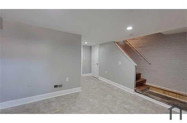 Building Photo - 2 Bedroom home with Rear Yard